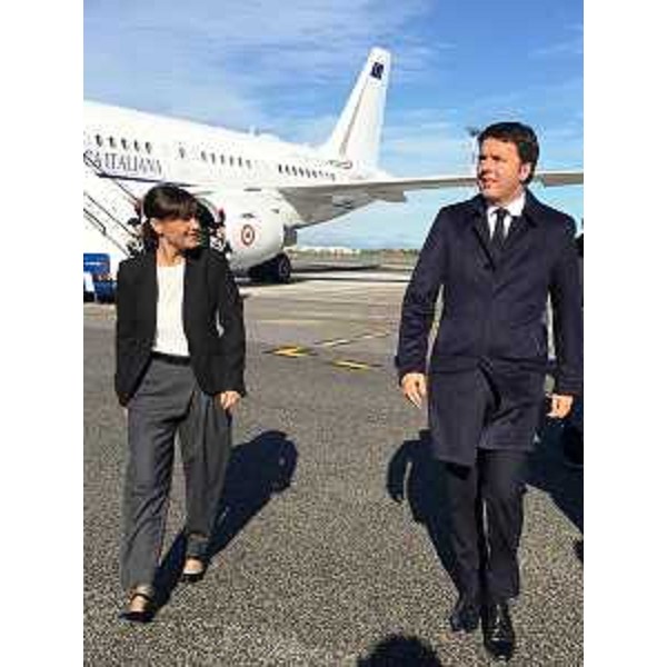 Debora Serracchiani (Presidente Regione Friuli Venezia Giulia) accoglie Matteo Renzi (Presidente Consiglio dei Ministri) all'Aeroporto FVG - Ronchi dei Legionari 17/10/2015