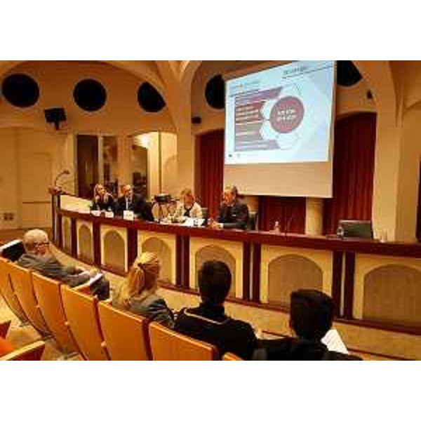 Giada Gamba e Pietro Sbuelz (Direzione centrale Attività produttive, Commercio, Cooperazione, Risosrse agricole e forestali), Lydia Alessio-Vernì (Vicedirettore centrale Attività produttive, Commercio, Cooperazione, Risorse agricole e forestali Regione FVG) e Sergio Bolzonello (Vicepresidente Regione FVG e assessore Attività produttive, Cooperazione e Turismo) al secondo di cinque incontri dedicati alla presentazione del Programma Operativo Regionale (POR) del Fondo Europeo di Sviluppo Regionale (FESR) 2014-2020 del Friuli Venezia Giulia, nell'Auditorium della Regione FVG - Pordenone 22/10/2015 (Foto Bepi Pucciarelli)