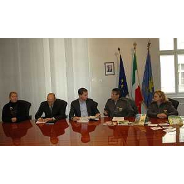 Valentina Feletti e Igor Giacomini (Ufficio Scolastico Regionale), Cristiano Shaurli (Assessore regionale Risorse agricole e forestali), Diego Masiello e Anastasia Puric (Corpo Forestale Regionale) alla presentazione dell'edizione 2015-2016 del Progetto "ScopriNatura" del Centro Didattico Naturalistico di Basovizza (TS) - Trieste 23/10/2015