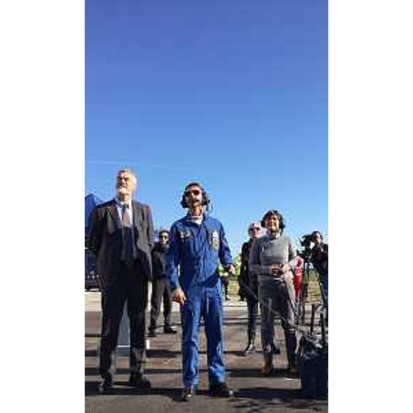 Paolo Panontin (Assessore regionale Protezione civile), Jan Slangen [Comandante Pattuglia Acrobatica Nazionale (PAN) Frecce Tricolori] e Debora Serracchiani (Presidente Regione Friuli Venezia Giulia) assistono alla figura acrobatica del solista Filippo Barbero - Rivolto 24/10/2015
