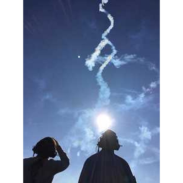 Debora Serracchiani (Presidente Regione Friuli Venezia Giulia) e Jan Slangen [Comandante Pattuglia Acrobatica Nazionale (PAN) Frecce Tricolori] assistono alla figura acrobatica del solista Filippo Barbero - Rivolto 24/10/2015