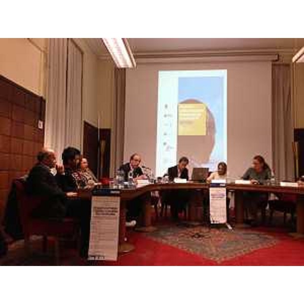 Gianni Torrenti (Assessore regionale Cultura e Solidarietà) alla tavola rotonda "Rifugiati o cittadini: l'Europa e il dilemma dell'accoglienza", nell'aula Bachelet dell'Università - Trieste 23/10/2015