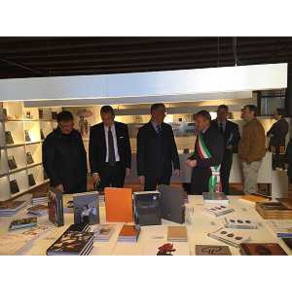 Sergio Bolzonello (Vicepresidente Regione FVG e assessore Attività produttive, Cooperazione e Turismo), Valter Pezzarini (Presidente Pro Loco FVG) e Fabio Marchetti (Sindaco Codroipo) all'inaugurazione dell'info-point/biglietteria/book-shop a Villa Manin di Passariano - Codroipo 24/10/2015 (Foto Pro Loco FVG)