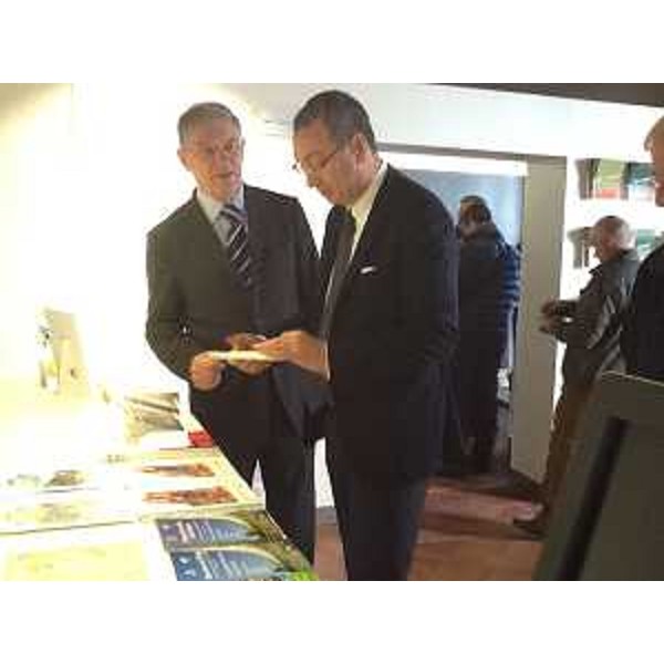Valter Pezzarini (Presidente Pro Loco FVG) e Sergio Bolzonello (Vicepresidente Regione FVG e assessore Attività produttive, Cooperazione e Turismo) all'inaugurazione dell'info-point/biglietteria/book-shop a Villa Manin di Passariano - Codroipo 24/10/2015