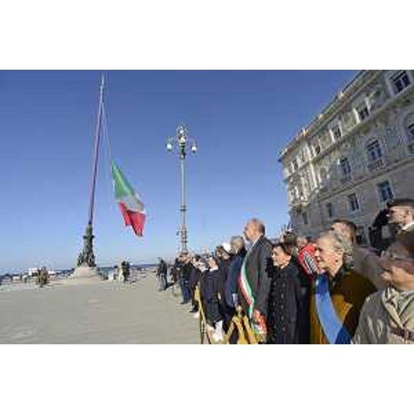 Roberto Cosolini (Sindaco Trieste), Debora Serracchiani (Presidente Regione Friuli Venezia Giulia), Maria Teresa Bassa Poropat (Presidente Provincia Trieste) e Francesca Adelaide Garufi (Commissario di Governo, prefetto Trieste) alla cerimonia dell'alzabandiera solenne in piazza Unità d'Italia in ricordo del LXI del ritorno di Trieste all'Italia (26 ottobre 1954) - Trieste 26/10/2015