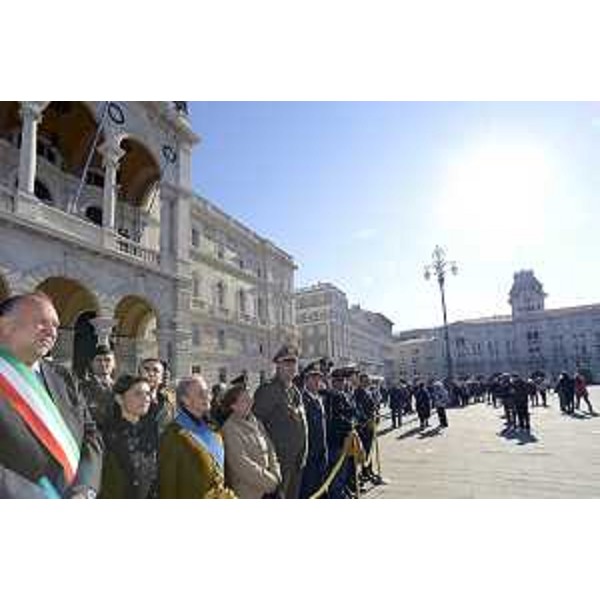 Roberto Cosolini (Sindaco Trieste), Debora Serracchiani (Presidente Regione Friuli Venezia Giulia), Maria Teresa Bassa Poropat (Presidente Provincia Trieste) e Francesca Adelaide Garufi (Commissario di Governo, prefetto Trieste) alla cerimonia dell'alzabandiera solenne in piazza Unità d'Italia in ricordo del LXI del ritorno di Trieste all'Italia (26 ottobre 1954) - Trieste 26/10/2015