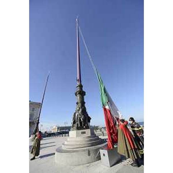 Cerimonia dell'alzabandiera solenne in piazza Unità d'Italia in ricordo del LXI del ritorno di Trieste all'Italia (26 ottobre 1954) - Trieste 26/10/2015