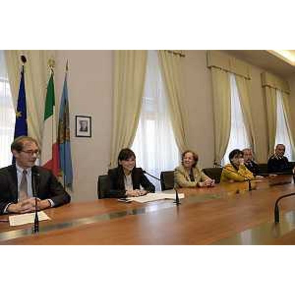 Mitja Gialuz (Presidente Società Velica Barcola Grignano), Debora Serracchiani (Presidente Regione Friuli Venezia Giulia), Francesca Adelaide Garufi (Prefetto Trieste), Fabiana Martini (Vicesindaco Trieste), Goffredo Bon (Comandante Capitaneria Porto Trieste) e Paolo Gropuzzo (Vicequestore Trieste), nella sede della Presidenza della Regione FVG - Trieste 26/10/2015