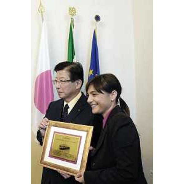 Heita Kawakatsu [Governatore prefettura Shizuoka (Giappone)] e Debora Serracchiani (Presidente Regione Friuli Venezia Giulia) con la targa in cui "la Regione Friuli Venezia Giulia ricorda gli uomini del cacciatorpediniere Sakaki, della Marina imperiale giapponese, caduti in combattimento nel Mediterraneo l'11 giugno 1917" - Trieste 27/10/2015