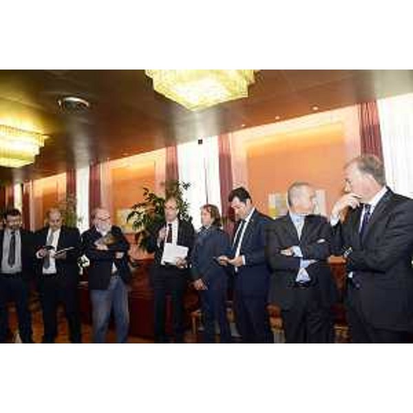 Gianni Torrenti (Assessore regionale Cultura) interviene all'inaugurazione della mostra dell'artista Piero De Martin allestita negli spazi espositivi del Consiglio regionale - Trieste 27/10/2015