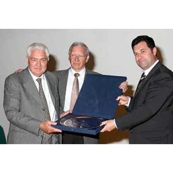 Franco Iacop (Assessore regionale per le relazioni internazionali, comunitarie e autonomie locali) consegna il premio "Aquile al merito" (Grado, 15/06/06)