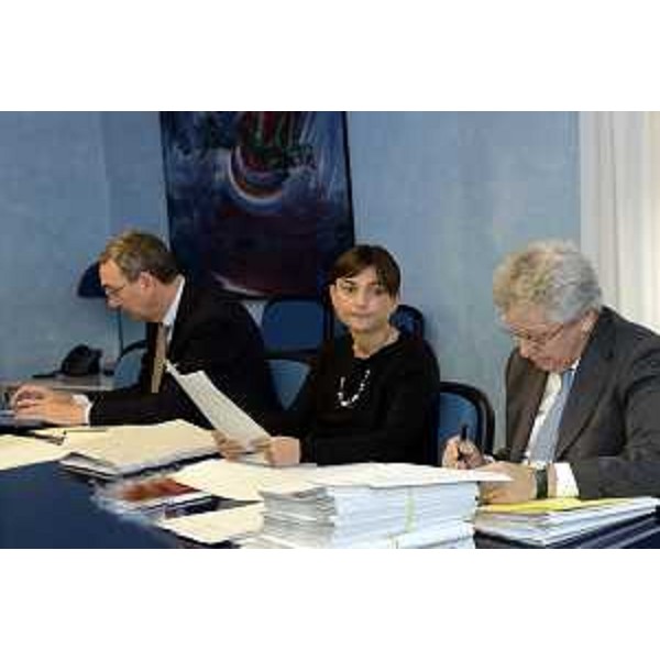 Debora Serracchiani (Presidente Regione Friuli Venezia Giulia), tra Sergio Bolzonello (Vicepresidente Regione FVG e assessore Attività produttive, Cooperazione e Turismo) e Daniele Bertuzzi (Segretario generale Presidenza Regione FVG), presiede la riunione della Giunta - Trieste 29/10/2015