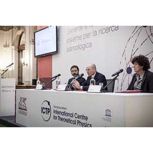 Loredana Panariti (Assessore regionale Ricerca e Università) al Tavolo dell'accordo siglato tra il Gruppo Generali e The "Abdus Salam" International Centre for Theoretical Physics (ICTP) [Centro internazionale di Fisica teorica] - Trieste 29/10/2015 (Foto Giuliano Koren Gruppo Generali)