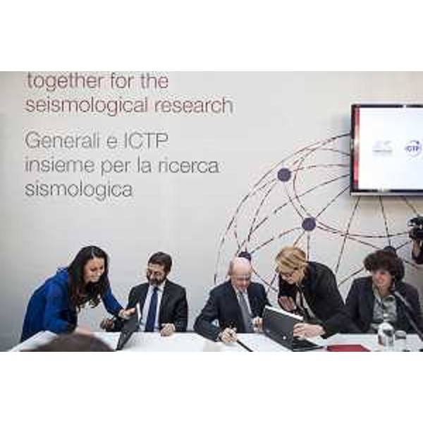Loredana Panariti (Assessore regionale Ricerca e Università) al Tavolo dell'accordo siglato tra il Gruppo Generali e The "Abdus Salam" International Centre for Theoretical Physics (ICTP) [Centro internazionale di Fisica teorica] - Trieste 29/10/2015 (Foto Giuliano Koren Gruppo Generali)