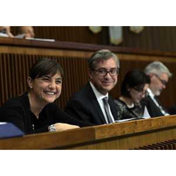 Debora Serracchiani (Presidente Regione Friuli Venezia Giulia) e Francesco Peroni (Assessore regionale Finanze, Patrimonio, Coordinamento e Programmazione Politiche economiche e comunitarie) durante i lavori del Consiglio regionale - Trieste 29/10/2015