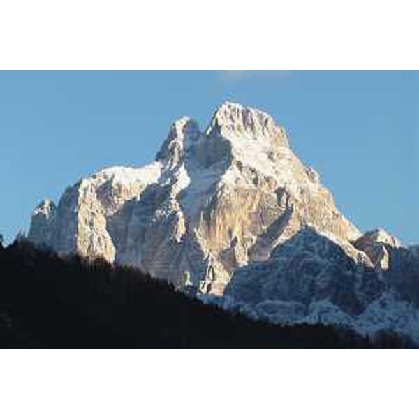 Jof di Montasio (2753 m) visto da Dogna (Udine). Foto: Archivio del Corpo forestale regionale - Marco Pradella 