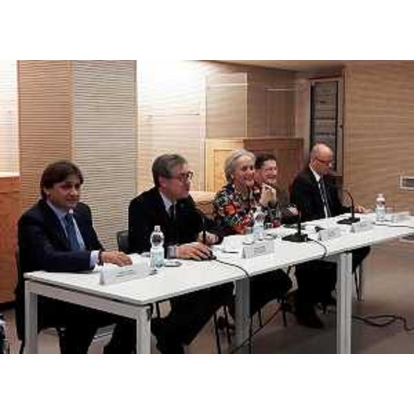 Fabrizio Somma (Presidente Università Popolare Trieste), Francesco Peroni (Assessore regionale Finanze), Maria Teresa Bassa Poropat (Presidente Provincia Trieste), Lucio Delcaro (Vicepresidente Fondazione CRTrieste) e Luca Caburlotto (Sovrintendente Beni storici, artistici, etnoantropologici FVG) all'inaugurazione della mostra "Il Mondo è là. Arte Moderna a Trieste. 1910-1941", al Magazzino delle Idee - Trieste 31/10/2015