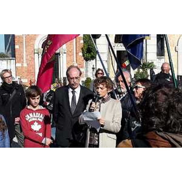 Gianni Torrenti (Assessore regionale Cultura) e Lavinia Clarotto (Sindaco Casarsa) sulla tomba di Pier Paolo Pasolini, a 40 anni dalla morte - Casarsa della Delizia 02/11/2015
