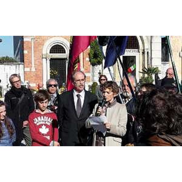 Gianni Torrenti (Assessore regionale Cultura) e Lavinia Clarotto (Sindaco Casarsa) sulla tomba di Pier Paolo Pasolini, a 40 anni dalla morte - Casarsa della Delizia 02/11/2015