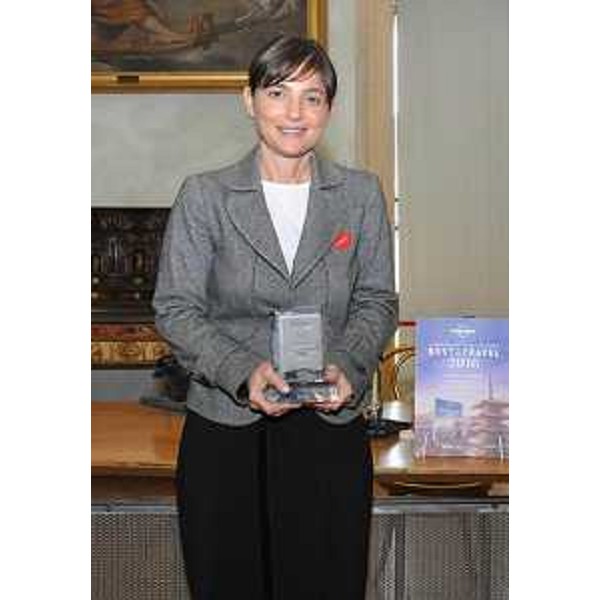 Debora Serracchiani (Presidente Regione Friuli Venezia Giulia) con il riconoscimento dell'inserimento del FVG nella guida di Lonely Planet "Best in Travel 2016", nella Pinacoteca dei Musei Capitolini in Campidoglio - Roma 03/11/2015