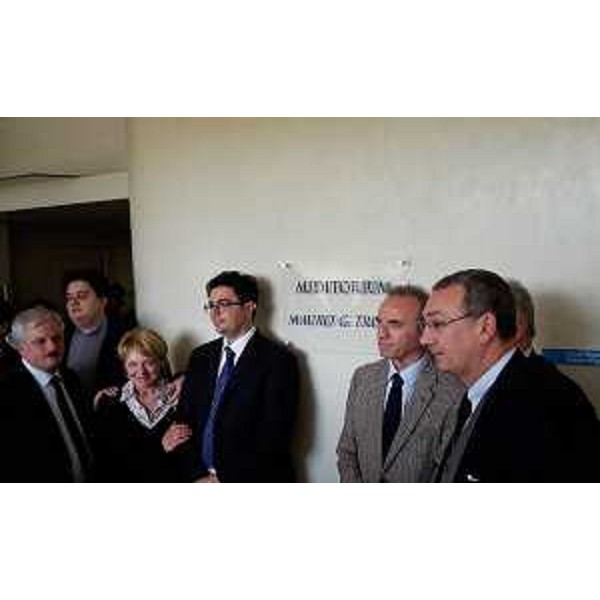 Sergio Bolzonello (Vicepresidente Regione FVG) con la signora Valeria, vedova di Mauro Trovò, i tre figli e alcuni dirigenti del CRO, alla cerimonia di intitolazione dell'Auditorium del Centro di Riferimento Oncologico (CRO) a Mauro Trovò, già responsabile dell'Oncologia radioterapica - Aviano 05/11/2015