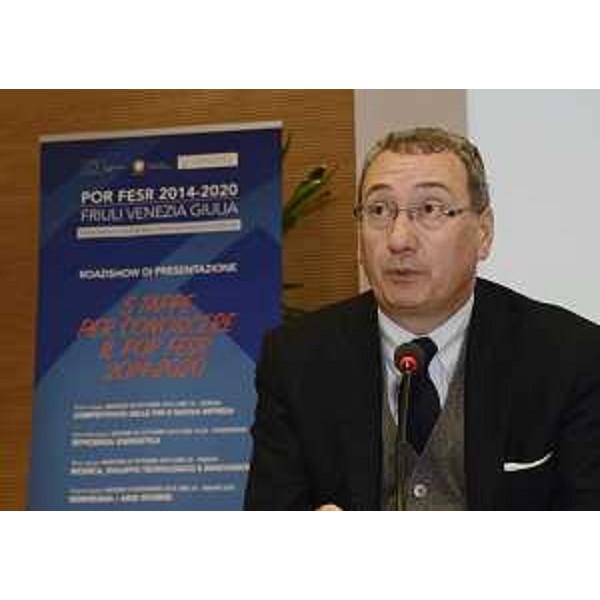 Sergio Bolzonello (Vicepresidente Regione FVG e assessore Attività produttive, Cooperazione e Turismo) all'ultimo dei cinque incontri di presentazione del Programma Operativo Regionale (POR) del Fondo Europeo di Sviluppo Regionale (FESR) del Friuli Venezia Giulia, in cui sono state illustrate le misure dedicate allo Sviluppo urbano - Udine 05/11/2015
