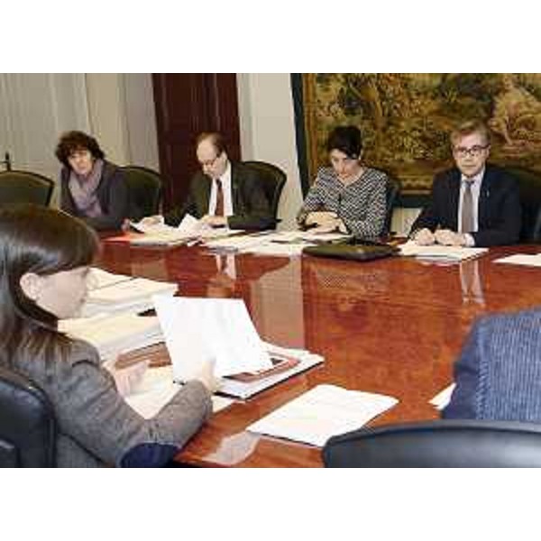 Debora Serracchiani (Presidente Regione Friuli Venezia Giulia), e gli assessori Loredana Panariti (Lavoro, Formazione, Istruzione, Pari Opportunità, Politiche giovanili, Ricerca e Università), Gianni Torrenti (Cultura, Sport e Solidarietà), Mariagrazia Santoro (Infrastrutture, Mobilità, Pianificazione territoriale, Lavori pubblici, Edilizia) e Francesco Peroni (Finanze, Patrimonio, Coordinamento e Programmazione Politiche economiche e comunitarie), durante la riunione della Giunta regionale - Trieste 06/11/2015