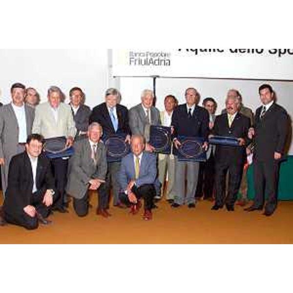 Franco Iacop (Assessore regionale per le relazioni internazionali, comunitarie e autonomie locali) con i premiati "Aquile al merito" (Grado, 15/06/06)