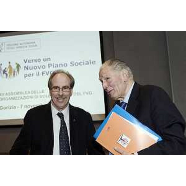 Gianni Torrenti (Assessore regionale Cultura, Sport e Solidarietà) e Dario Rinaldi [Comitato Gestione Fondo Centro Servizi Volontariato (CSV)] alla XV Assemblea regionale delle Organizzazioni di Volontariato del FVG, nell'Auditorium della Regione – Gorizia 07/11/2015