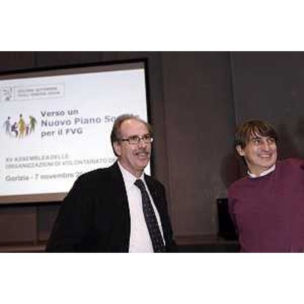 Gianni Torrenti (Assessore regionale Cultura, Sport e Solidarietà) e Giorgio Volpe (Presidente Comitato regionale Volontariato FVG) alla XV Assemblea regionale delle Organizzazioni di Volontariato del FVG, nell'Auditorium della Regione – Gorizia 07/11/2015