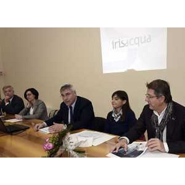 Paolo Lanari (Direttore generale Irisacqua S.r.l.), Sara Vito (Assessore regionale Ambiente), Mirio Bolzan (Amministratore unico Irisacqua S.r.l.), Debora Serracchiani (Presidente Regione Friuli Venezia Giulia) ed Enrico Gherghetta (Presidente Provincia Gorizia) alla presentazione del progetto per la razionalizzazione del sistema fognario dell'Ambito Territoriale Ottimale (ATO) Orientale Goriziano, nella sede di Irisacqua - Gorizia 10/11/2015