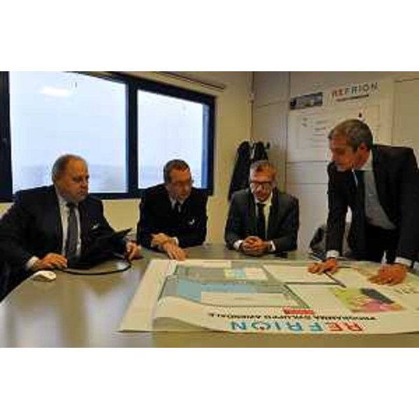 Sergio Bolzonello (Vicepresidente Regione FVG e assessore Attività produttive, Cooperazione e Turismo) tra Daniele Stolfo (Amministratore delegato Refrion S.r.l.) e manager della Refrion - Flumignano di Talmassons (Foto Refrion S.r.l.)