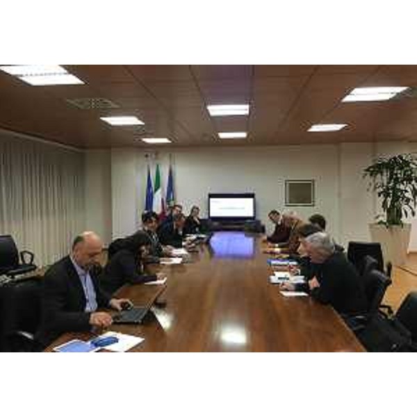 Mariagrazia Santoro (Assessore regionale Infrastrutture e Mobilità) all'incontro con Giorgio Botti, direttore territoriale commerciale e di esercizio di Rete Ferroviaria Italiana (RFI), Carlo De Giuseppe, direttore territoriale produzione FVG di RFI, e rappresentanti dei comitati dei pendolari - Udine 10/11/2015