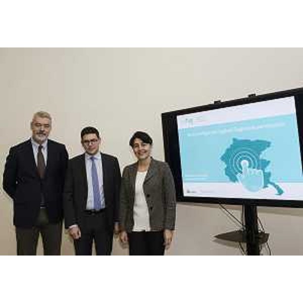 Paolo Panontin (Assessore regionale Autonomie locali e Coordinamento Riforme), Simone Puksic (Presidente Insiel S.p.A.) e Mariagrazia Santoro (Assessore regionale Infrastrutture e Pianificazione territoriale) alla presentazione dell'Agenda Digitale regionale partecipata (AD-FVG) - Trieste 11/11/2015