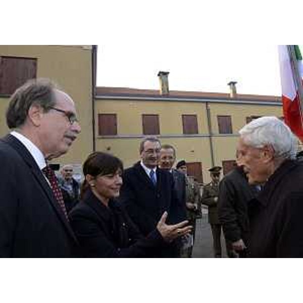 Debora Serracchiani (Presidente Regione Friuli Venezia Giulia), con Gianni Torrenti (Assessore regionale Cultura) e Sergio Bolzonello (Vicepresidente Regione FVG), saluta Franco Marini (Presidente Comitato storico scientifico Anniversari di interesse nazionale) - Redipuglia 09/10/2015