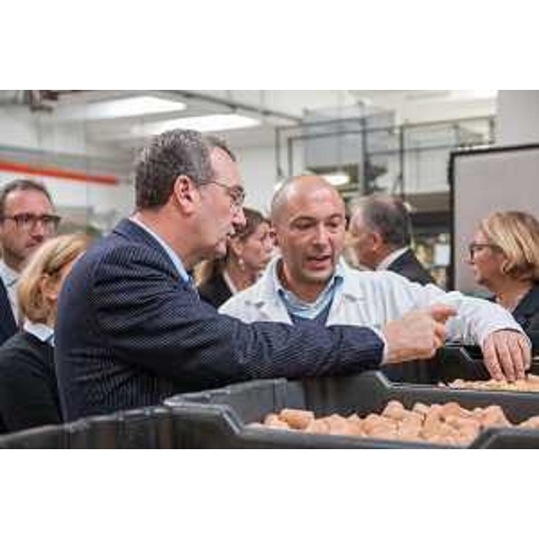 Sergio Bolzonello (Vicepresidente Regione FVG e assessore Attività produttive) visita la Colombin, Azienda leader nella produzione e commercializzazione di tappi da sughero, accompagnato da Andrea Cossar (Product Manager) - Trieste 12/11/2015 (Foto Colombin & Figlio S.p.A.)