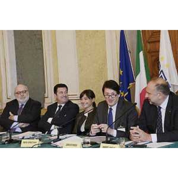 Giovanni Caracciolo di Vietri (Segretario generale InCE), Franco Iacop (Presidente Consiglio regionale FVG), Debora Serracchiani (Presidente Regione Friuli Venezia Giulia), Lodovico Sonego (Presidente delegazione italiana Dimensione parlamentare InCE) e Roberto Cosolini (Sindaco Trieste) al Tavolo della Commissione generale per gli affari politici e interni dell'Assemblea parlamentare dell'Iniziativa Centro Europea (InCE) – Trieste 09/11/2015