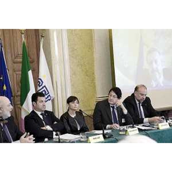 Giovanni Caracciolo di Vietri (Segretario generale InCE), Franco Iacop (Presidente Consiglio regionale FVG), Debora Serracchiani (Presidente Regione Friuli Venezia Giulia), Lodovico Sonego (Presidente delegazione italiana Dimensione parlamentare InCE) e Roberto Cosolini (Sindaco Trieste) al Tavolo della Commissione generale per gli affari politici e interni dell'Assemblea parlamentare dell'Iniziativa Centro Europea (InCE) – Trieste 09/11/2015