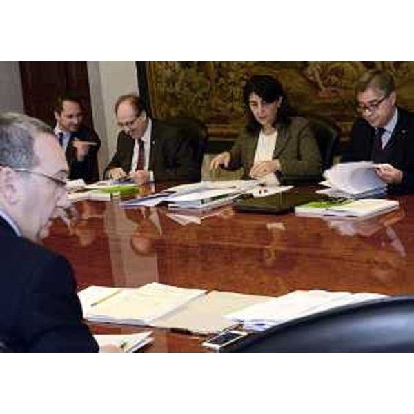 Sergio Bolzonello (Vicepresidente Regione FVG e assessore Attività produttive, Cooperazione e Turismo) e gli assessori regionali Cristiano Shaurli (Risorse agricole e forestali), Gianni Torrenti (Cultura, Sport e Solidarietà), Mariagrazia Santoro (Infrastrutture, Mobilità, Pianificazione territoriale, Lavori pubblici, Edilizia) e Francesco Peroni (Finanze, Patrimonio, Coordinamento e Programmazione Politiche economiche e comunitarie) durante la riunione della Giunta del FVG - Trieste 13/11/2015