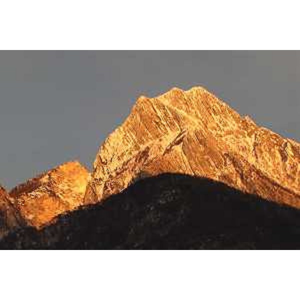 Il Monte Amariana al tramonto, visto da Tolmezzo (Udine). Foto: Archivio del Corpo forestale regionale - Marco Pradella