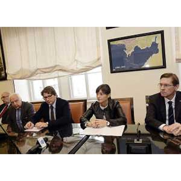 Vittorio Zollia (Presidente Alpe Adria S.p.A.), Zeno D'Agostino (Presidente Autorità Portuale Trieste), Debora Serracchiani (Presidente Regione Friuli Venezia Giulia) ed Enrico Samer (Presidente e amministratore delegato Samer & Co. Shipping S.p.A.) alla conferenza stampa di presentazione del nuovo servizio ferroviario RO-LA dal Porto Franco Nuovo di Trieste all'Interporto di Fernetti - Trieste 13/11/2015