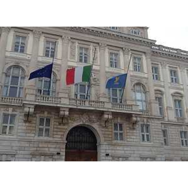 Palazzo della Regione Friuli Venezia Giulia con le bandiere a mezz'asta in segno di lutto dopo gli attentati di Parigi - Trieste 14/11/2015