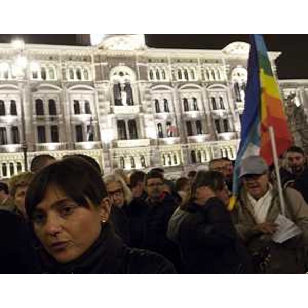 Debora Serracchiani (Presidente Regione Friuli Venezia Giulia) alla manifestazione, voluta dal Comune e dalla console Chiaruttini Leggeri, per esprimere la solidarietà del capoluogo regionale alla Francia e al popolo francese, in piazza Unità d'Italia - Trieste 15/11/2015