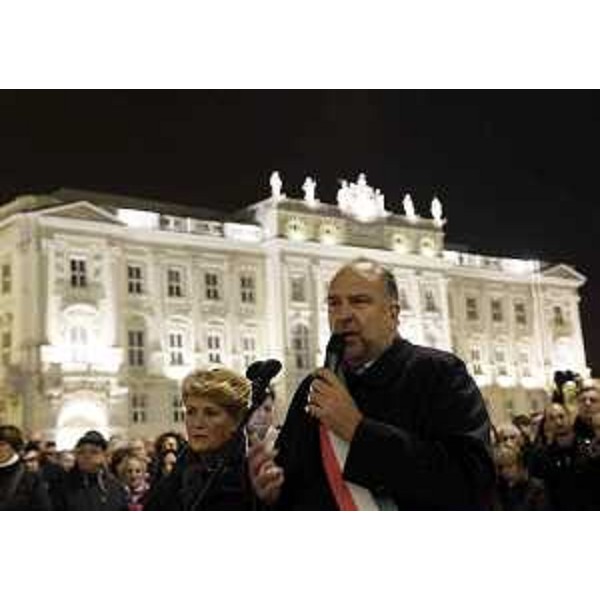 Christia Chiaruttini Leggeri (Console di Francia a Trieste) e Roberto Cosolini (Sindaco Trieste) alla manifestazione, voluta dal Comune e dalla console, per esprimere la solidarietà del capoluogo regionale alla Francia e al popolo francese, in piazza Unità d'Italia - Trieste 15/11/2015