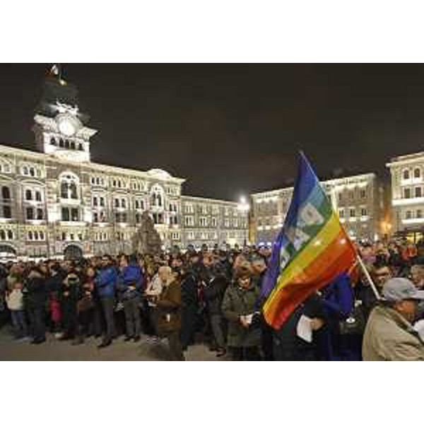 Manifestazione di solidarietà alla Francia e al popolo francese, voluta dal Comune e dalla console Chiaruttini Leggeri, in piazza Unità d'Italia - Trieste 15/11/2015