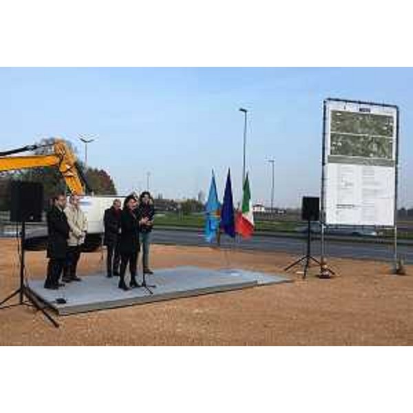 Giorgio Damiani (Presidente FVG Strade S.p.A.), Luca Vittori [Responsabile Unico Procedimento (RUP) FVG Strade], Ezio Rover (Assessore Sport e Turismo Comune Brugnera), Mariagrazia Santoro (Assessore regionale Infrastrutture e Lavori pubblici) e Dorino Favot (Sindaco Prata di Pordenone) alla cerimonia di consegna dei lavori del lotto 431 della Strada di Sacile, all'incrocio tra le strade provinciali 70 e 50 - Brugnera 16/11/2015