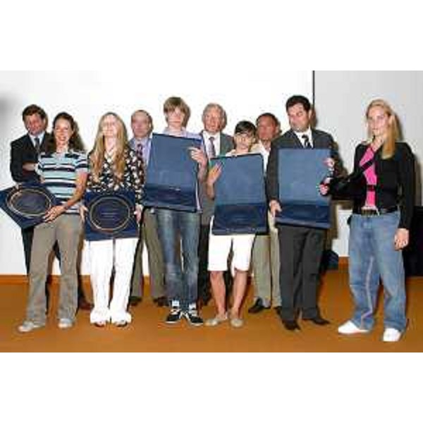 Franco Iacop (Assessore regionale per le relazioni internazionali, comunitarie e autonomie locali) con i premiati "Aquile d'oro" (Grado, 15/06/06)