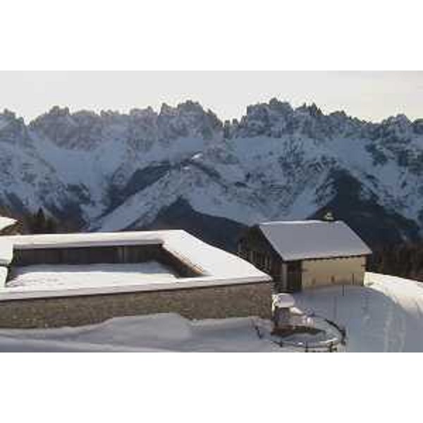 La Casera Varmost e il Monte Cridola sullo sfondo. Foto: Archivio del Corpo forestale regionale - Marco Pradella