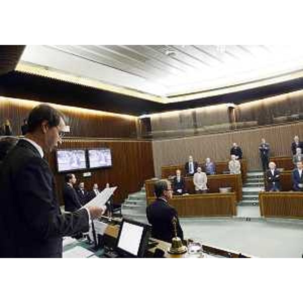Igor Gabrovec (Vicepresidente Consiglio regionale), in apertura dei lavori consiliari, richiama l'Aula a un minuto di raccoglimento in ricordo delle vittime degli attentati del 13 scorso a Parigi - Trieste 17/11/2015