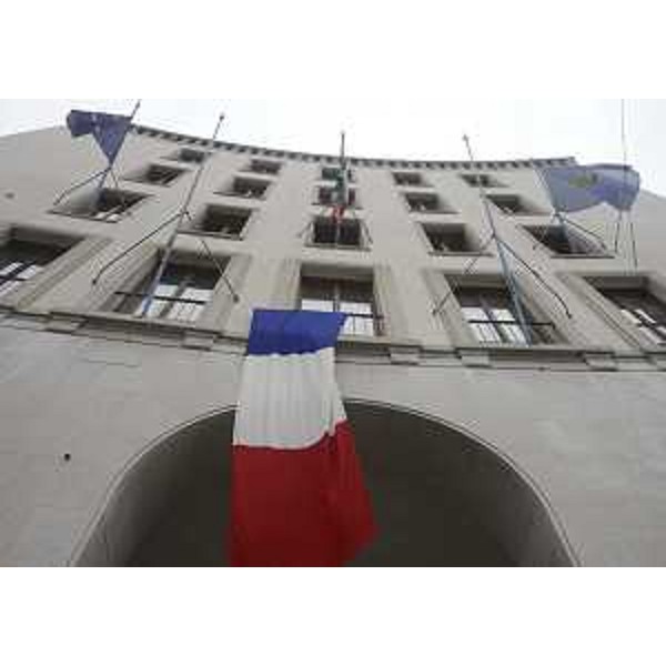 La bandiera francese esposta sul Palazzo del Consiglio regionale del FVG in ricordo delle vittime degli attentati del 13 scorso a Parigi - Trieste 17/11/2015